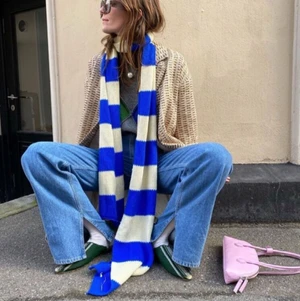  Halsduk  - Jätte fin halsduk som jag FÖNDERAR ❤️på att sälja men är inte 100 en. Första bilden är lånad och på min halsduk står de även Arne. Lika lång som på bilden. 