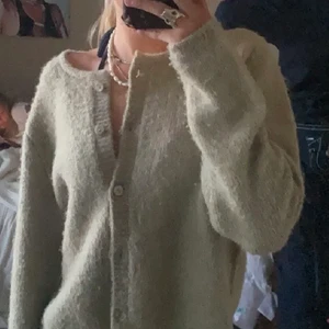 Fin grön kofta från zara❤️ - Säljer nu denna super fina kofta från zara. Koftan till ett set. Säljer även matchande topp så hela setet går också att köpa❤️❤️ skriv för fler bilder