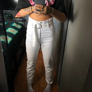 Jeans - Vita jeans högmidjade