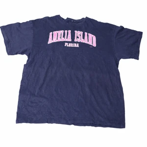 Amelia Island - Vintage T-shirt - En fin collegeinspirerad tröja från Amelia Island i USA. Köpt därifrån för länge sedan. Är dock inte använd mycket och är i gott skick. Perfekt för en baggy och gullig outfit!