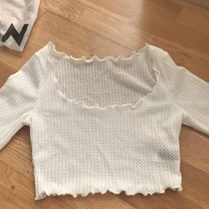 Vit topp! - Säljer vit topp! Helt ny aldrig använts, tvättas innan! Kostar 80kr säljer för 50kr plus frakt