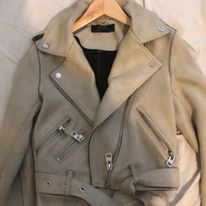 Jacka - Mocka jacka från ZARA, strl S passar XS. Använd några gånger 🤍 passar perfekt till hösten 