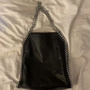 Tote bag/ tiamoväska - Skitsnygg väska med Kedjesnören!! Säljer pga att jag även har en i grå. Nypris 500 om jag inte minns fel! (Finns inte till salu i butik längre)