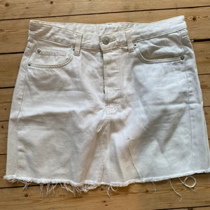 Vit jeanskjol - Vit jeanskjol från hm!