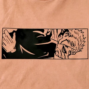Jujutsu No Kaisen Sukuna t-shirt print - Sukuna print 😌                                                            Skötselråd: Tvätta in och ut i 30°, undvik sköljmedel, går bra att stryka