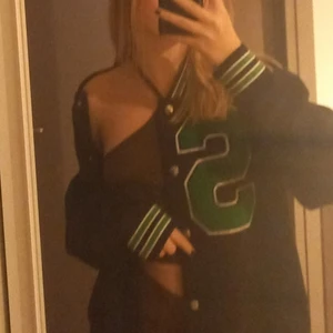 Collage jacka  - En fin jacka jag köpte i våras men använder aldrig  där av säljer jag 🤍