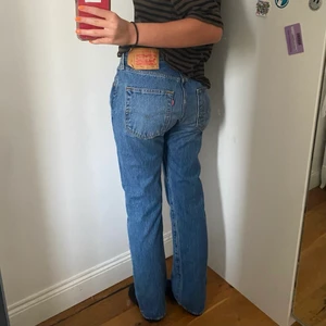 Blå Levis 501 - Säljer dessa mid/lowrise Levis vintage jeans i modellen 501. De är i mycket bra skick! 💕 köp direkt för 700kr eller buda