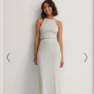 Långkjol  - Första bilden är tagen från NAKD då jag ej hitta nån bild på kjolen men det är samma typ av kjol och samma färg , kjolen kommer från Cubus , använd 1-2 gånger 🤍