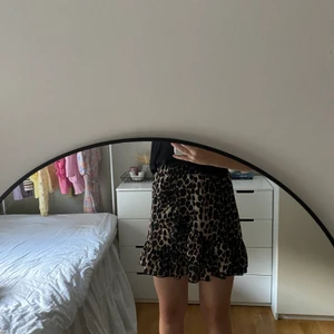 leopard kjol - en omlott kjol i leopard mönster som inte kommer till användning längre, andvänd 2 gånger ! i storlek 146/152 men passar mig som i vanliga fall har xxs eller xs i kjol (jag är 155 cm lång). Kjolen är köpt på Ullared ! 