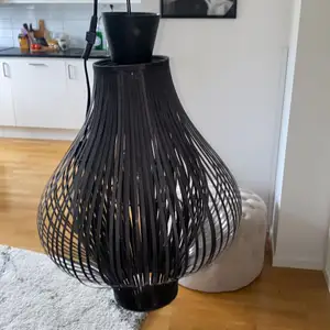 Lampa som passar både vardagsrum och sovrum 