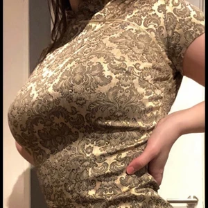 Klänning från Kina - En fin klänning jag fick från en tjejkompis som har varit i Kina❤️ Jag har aldrig gått ut med den, dock har den tre små bruna fläckar vid botten och på ryggen från mitt schampo som jag råkade spilla.