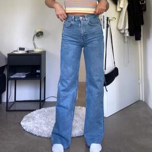 Supercoola jeans från pull&bear! Dom är långa i benen och är i helt nytt skick💓 skriv för frågor. Köparen står för frakten
