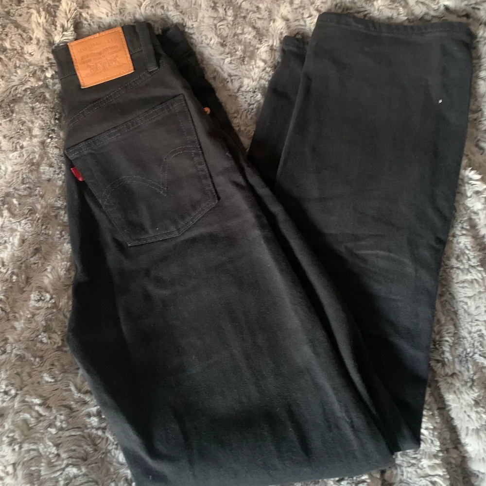 Säljer dess jättefina jeans från Levis i modellen ’ribcage straight’❤️ storleken är waist 24 och length 29! Köparen står för frakt❤️❤️. Jeans & Byxor.