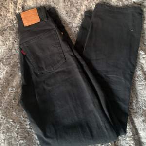 Säljer dess jättefina jeans från Levis i modellen ’ribcage straight’❤️ storleken är waist 24 och length 29! Köparen står för frakt❤️❤️
