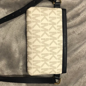michael kors fanny pack - Den är äkta har inte använd den ens fick den som present,den är från usa och den modellen finns inte i Sverige och priset kan diskuteras