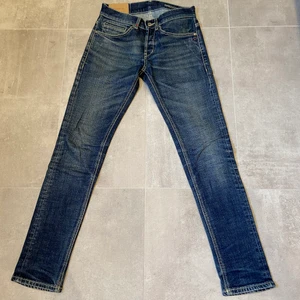 Dondup jeans - Ett par märkesjeans av bra kvalitet från Dondup. Jeansen är i storlek 29 och säljs pga att de inte längre passar mig. Nypris är 2300kr. Jeansen är sparsamt använda och i bra skick.  