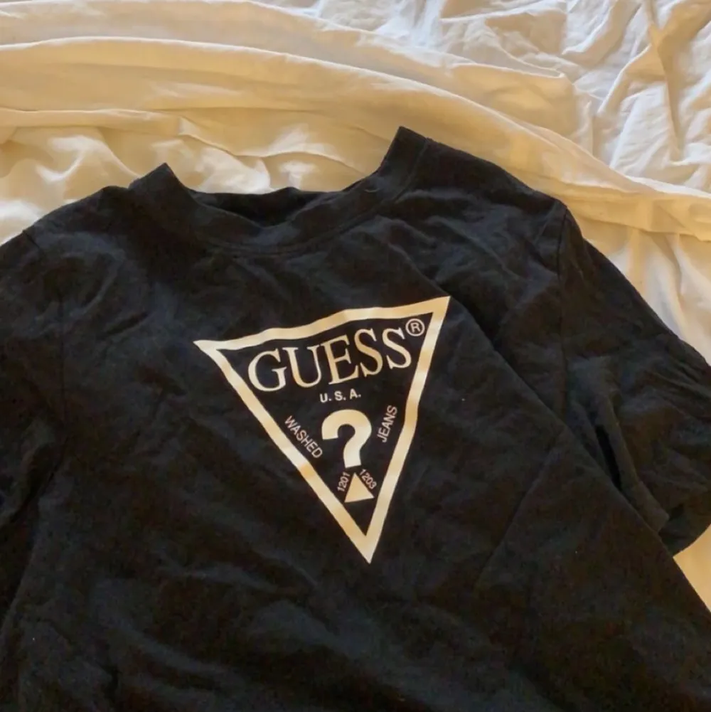 Tshirt från guess i st xs. 50kr + frakt🥰 Kan skicka fler bilder! . T-shirts.