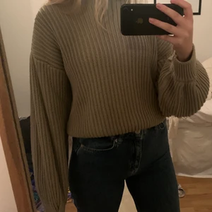 Stickad tröja  - En fin grön stickad tröja som knappt är använd. 