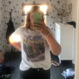 T-shirt från GinaTricot  - T-shirt från Gina tricot som jag inte använder längre. Den har ett tryck på framsidan.