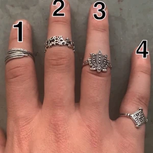 Ring - Ringar som självklart är helt oanvända och säljer dom riktigt billigt för den kvaliten ringsrns har,riktigt fina,vid köp över 100kr så är frakt gratis och skickar även med en extra ring😍🔥💍❗️❗️❗️