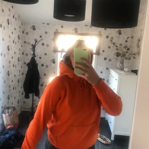 Orange hoddie från BikBok  - Orange hoddie från BikBok som är välanvänd men inga större skador 