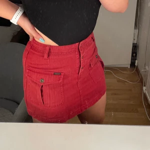Vintage kjol röd - Din vintage kjol från sent 80-tal. Det är storlek 38 men den sitter som en 36.