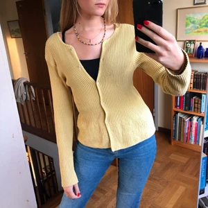 Gul kofta - Gul stretchig ribbad kofta med knappar. Jättesöt och sitter fint på mig, men har så mycket kläder så måste sälja den. Köpt second hand, men gillar att ärmarna är långa och sköna☺️ Möts upp i Stockholm! Hojta om ni har frågor😜