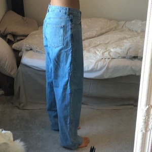 Weekday jeans RAIL - SÅ FINA raka bagy jeans från weekday som jag använt sparsamt! Dem är verkligen sååå sköna men passar tyvärr inte mig längre så därav säljer jag dem🥰 nypris var ca 600. Frakt tillkommer 