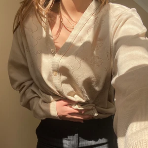 Beige kofta - Så fin beige kofta med små blomdetaljer. Även knapparna är blomformade. Vintage köpt secondhand, använder för sällan.