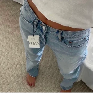 Zara mid rise - Säljer dom jättepopulära mid rise Jeansen från Zara i storlek 36 då dom är lite för små på mig, passar även 34. Endast använda ett fåtal gånger så jättebra skick❤️‍🔥 Första bilden är lånad🥰  SÅLDA