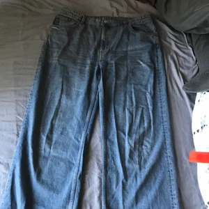 Monky baggy jeans  - Baggy jeans från monky i stl 44, som tyvärr blivit för stora. Dom är väldigt fina och trendiga, köpte dom för 700kr och säljer för 150:)