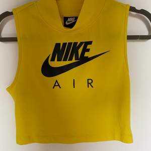 Croptop från Nike i storlek S, använd 1 gång sen bara hängt i garderoben! Kan hämtas i Arlöv eller skickas mot frakt ☀️