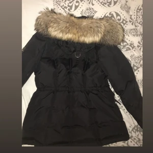 Hollies Livigno  - Säljer min Hollies jacka för har köpt en ny, fin passform med dragsko i jackan så man justera midjan. Äkta päls, fler bilder kan ordnas om man vill de. köpt på miinto för 3 år sen. 