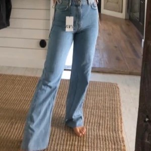 Zara Jeans - Jeans från zara, använda några få gånger. Bilden är tagen när lappen var kvar men dom är i väldigt bra skick! 