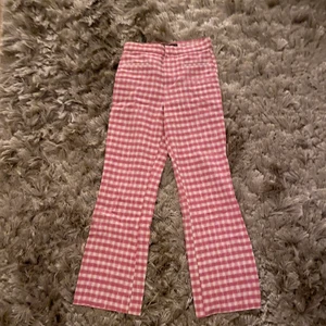 Rosa byxor  -  Rutiga byxor från zara, jättefint skick då det endast är använda en gång. Säljs pga att de inte kommer till användning. 