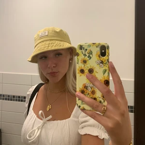 Vit topp Gina Tricot - Söt och väldigt skön topp från Gina Tricot! Väldigt smickrande ringning! Använda ett fåtal gånger så den är i bra skick. Storlek 36 men funkar absolut som en 38 också!