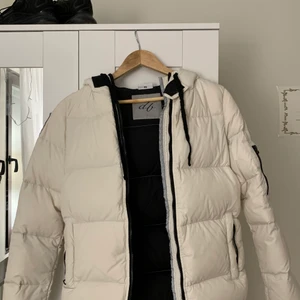 D. Brand jacka - Säljer den för att den inte används mer, har använt den en vinter. Storlek xs på den och är i bra skick 