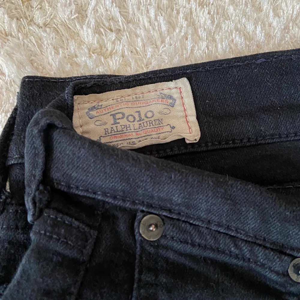 Snygga trendiga svarta lågmidjade jeans från Polo Ralph Lauren. Använd ett fåtal gånger. Storlek W31. Jeans & Byxor.