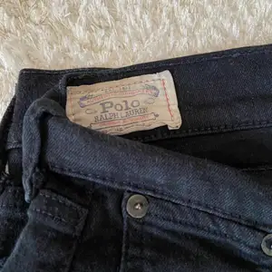 Snygga trendiga svarta lågmidjade jeans från Polo Ralph Lauren. Använd ett fåtal gånger. Storlek W31