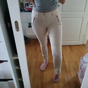 Begie byxor i storlek 42 - Beige byxor i storlek 42. Köparen står för frakt 