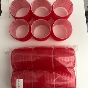 12 st velcrorollers  - Trendiga velcrorollers/papiljotter som är svåra att få tag på. Några är enbart testade men ett av paketen är oöppnat. De är jumbo size, 6cm i diameter. Köparen betalar frakt!💕 