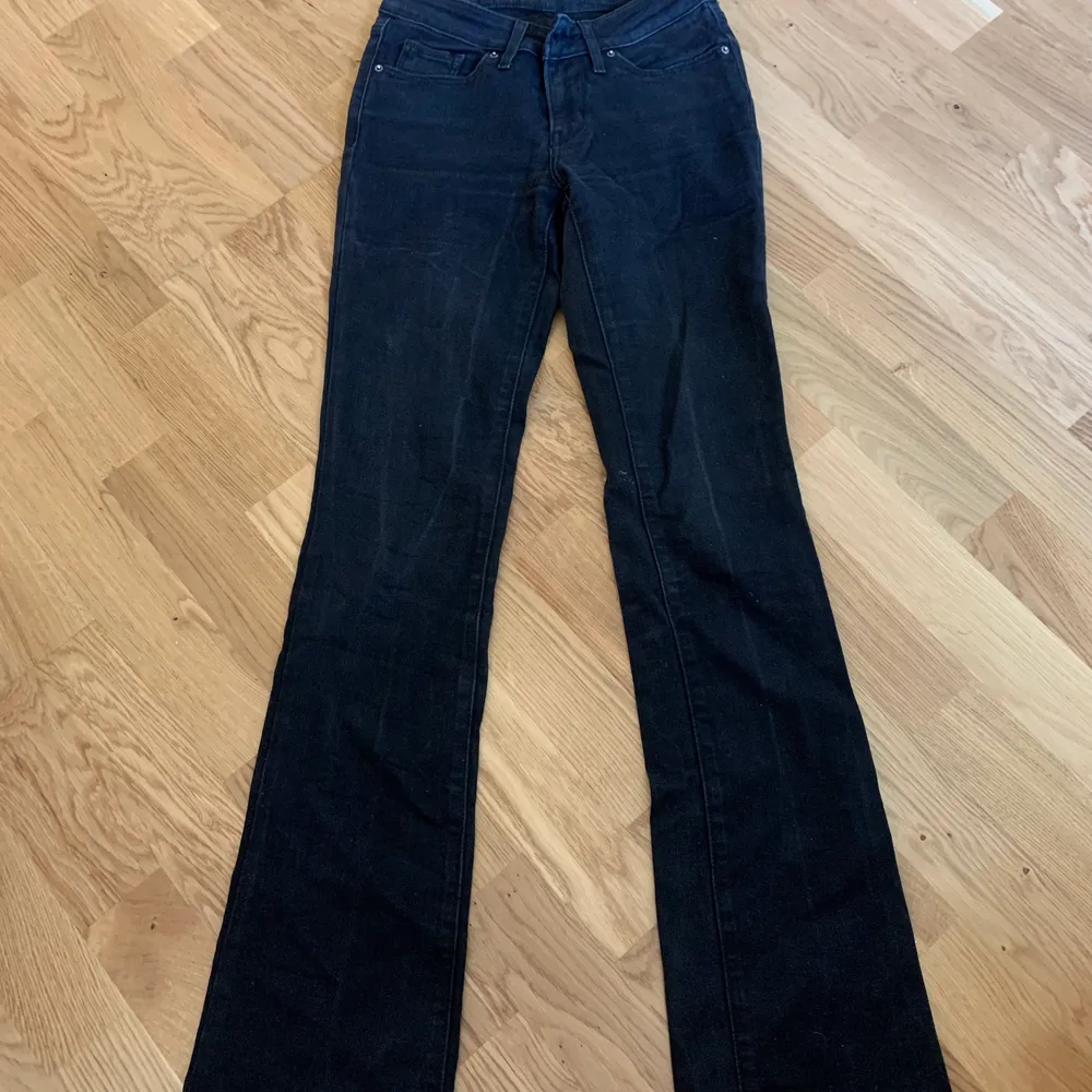 Jättefina lågmidjade bootcut jeans från Levis men tyvärr för små för mig men i jättebra skick🥰. Jeans & Byxor.