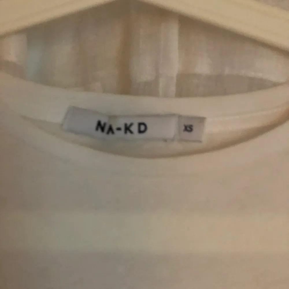 T-shirt från NAKD i storlek XS, pris 80kr och köpare står för frakt 💕. T-shirts.