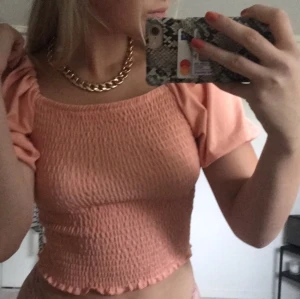 Rosa topp - Jättefin somrig rosa topp med puffiga armar och skönt mjukt material! 💘💘 köparen står för frakt