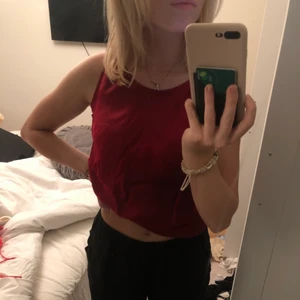 Linne - Så snyggt rött silkes linne. Skulle säga att den passar en xs-s