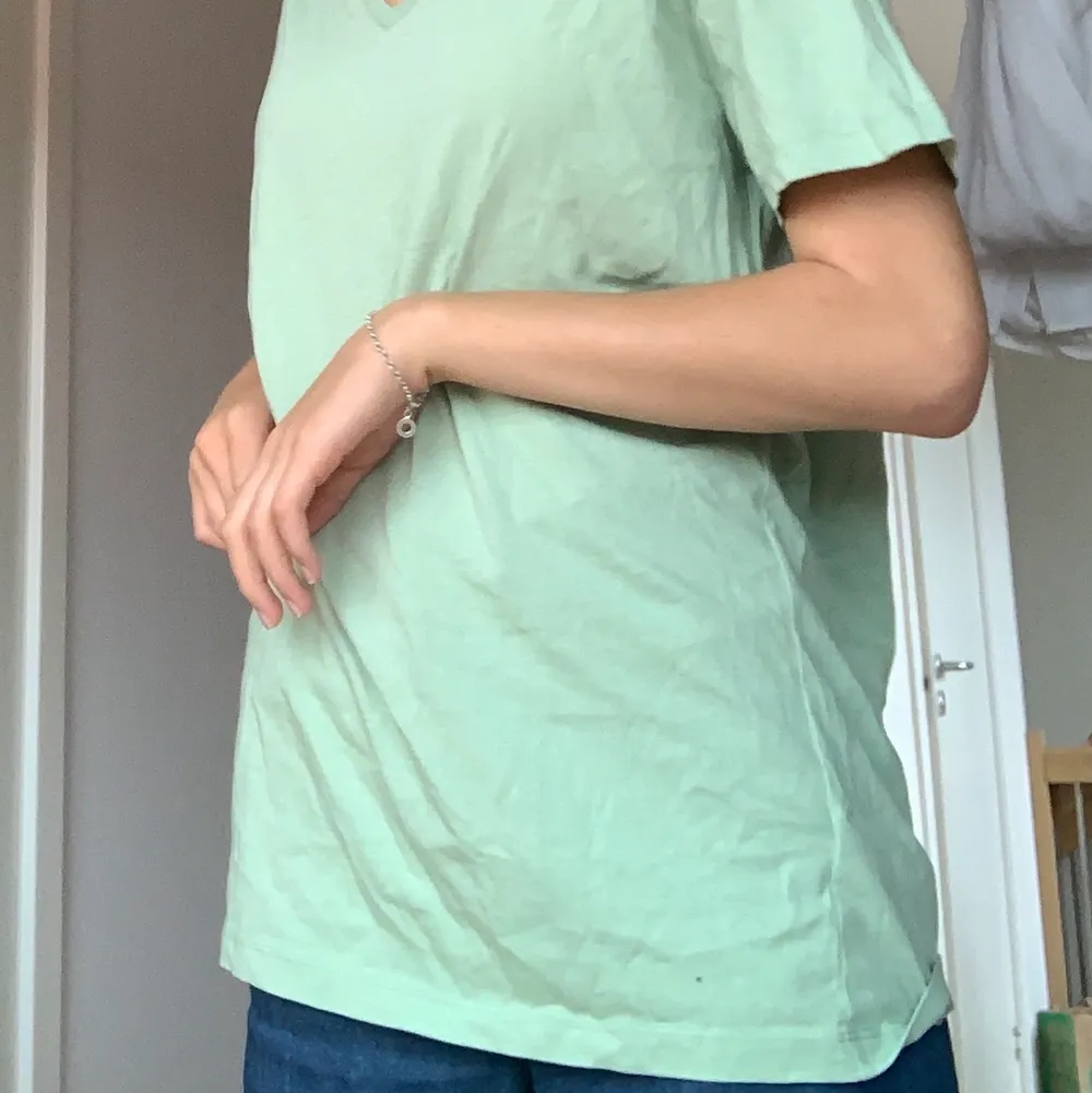 Säljer min overzize t-shirt för att den inte kommer till användning. Den sitter overzize på mig som är xs-s, men sitter olika beroende på vilken storlek man har. Den är mintgrön som man kan se på första bilden, köpt på secondhand men har aldrig använts så det är inte väldigt fint skick. Köparen står för frakt!💗. T-shirts.