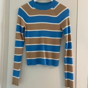 Randig tröja  - Super skön och fin tröja. Tyvärr inte fått någon användning av den derför säljs den. Storlek M 🥰 180kr, köparen står för frakten 