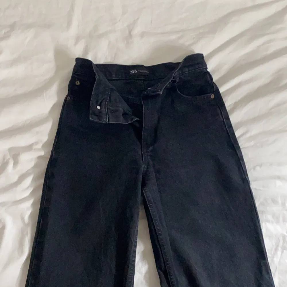 Säljer nu mina zara full length jeans, lagom använda, storlek 34🤍 buda från 200kr, frakten ligger på 79kr. Jeans & Byxor.
