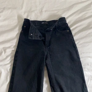 Zara - Säljer nu mina zara full length jeans, lagom använda, storlek 34🤍 buda från 200kr, frakten ligger på 79kr