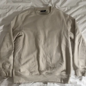 Sweatshirt  - Beige sweatshirt i storlek M, lagom använd, bra kvalite och inga ”skador” på tröjan, 170kr inklusive frakt